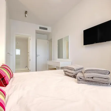 Beautiful New Build Apartamento